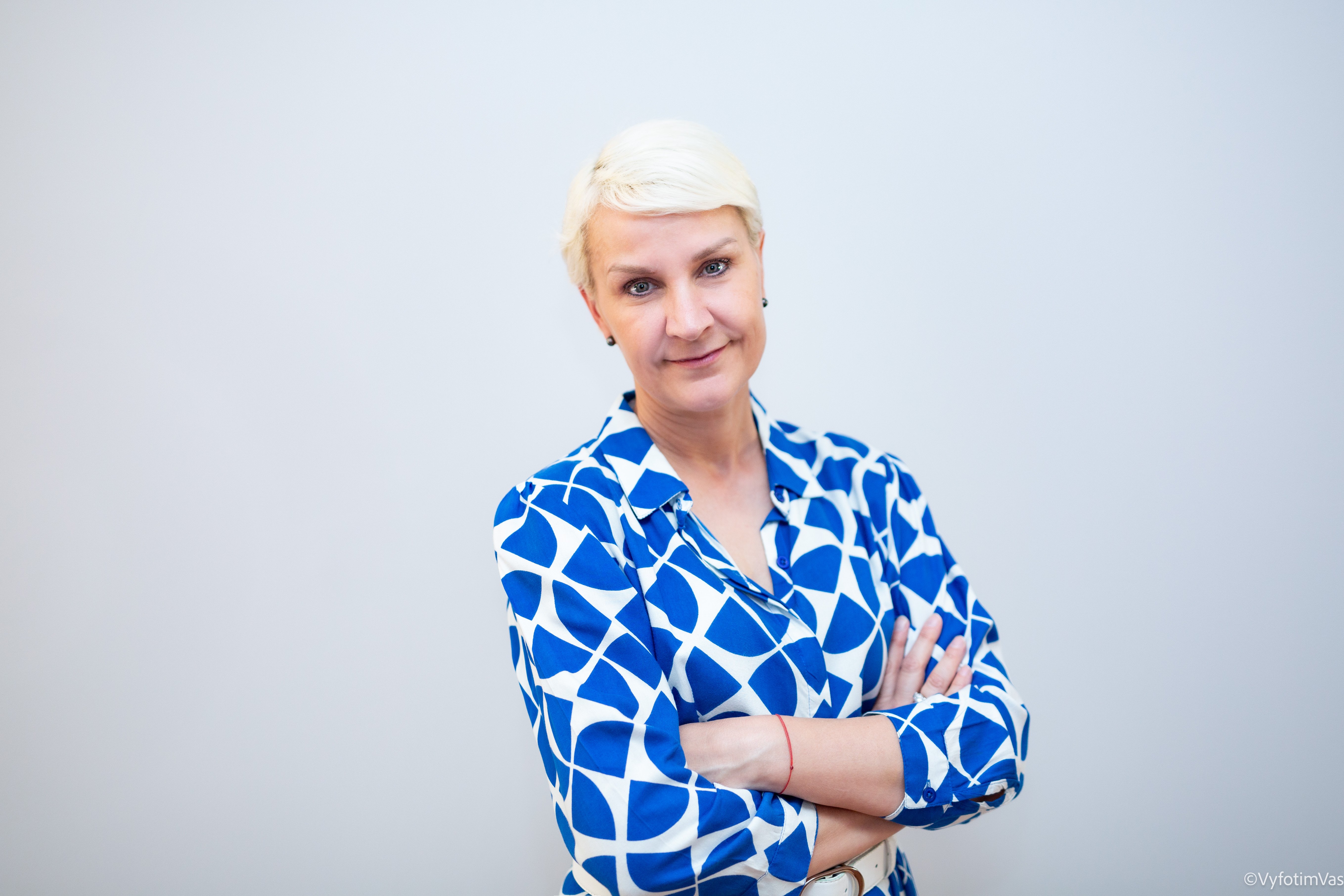 MUDr. Kristýna Baudyšová
Od roku 2000 pracovala v kožní ambulanci polikliniky v Praze 10 zaměřené na klasickou dermatologii i venerologii a zároveň získávala zkušenosti na kožní klinice Vojenské nemocnice Střešovice. Po atestaci v roce 2003 nastoupila do ambulantního kožního zařízení Dermacentrum. V současné době pracuje v ambulancích Dermalink v Praze, Říčanech a Úvalech, kde se vedle běžné dermatovenerologické praxe zaměřila na korektivní dermatologii, konkrétně chirurgické i laserové zákroky a výkony z oblasti estetické medicíny.