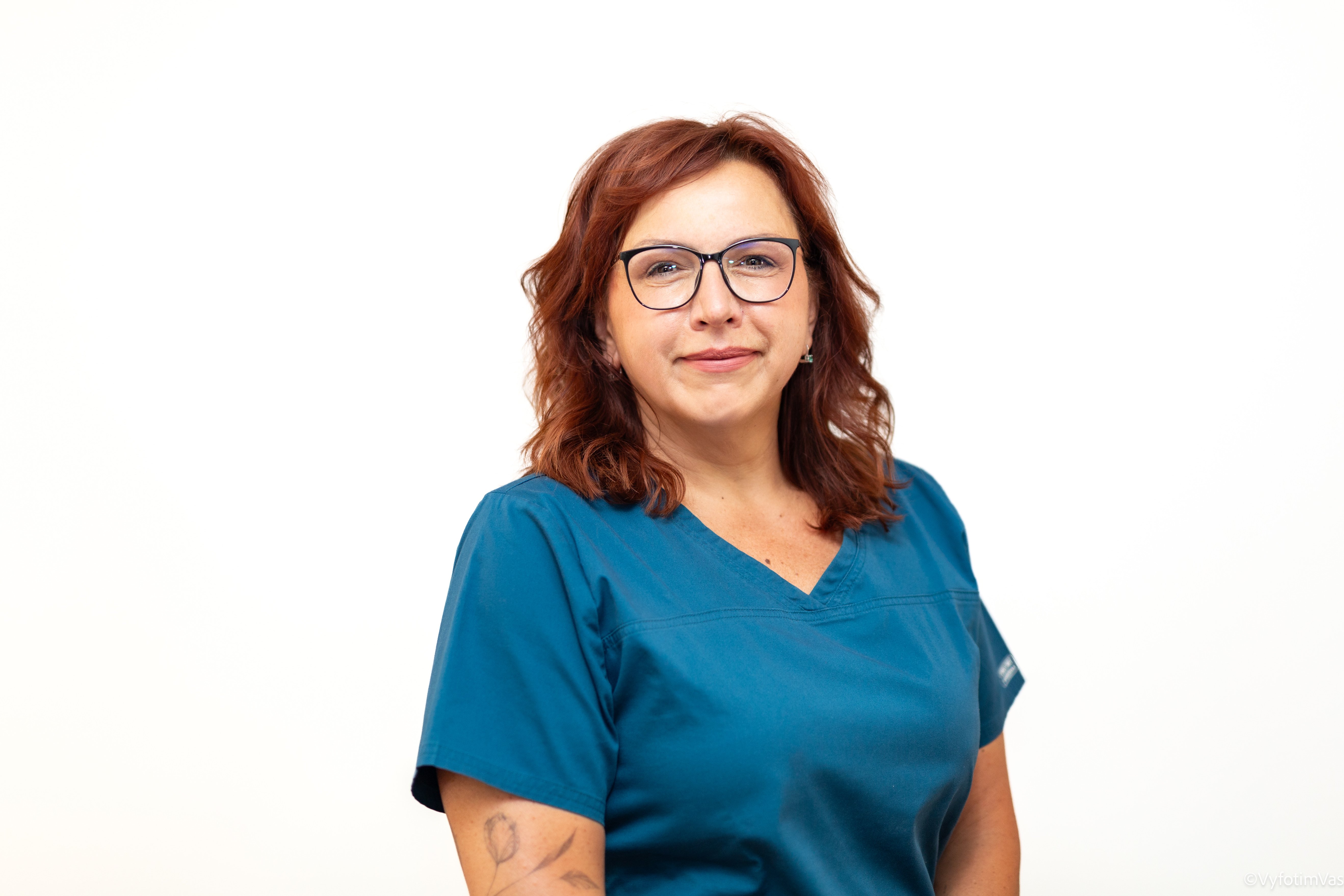 Hana Musílková
zdravotní sestra, Praha Jílovská
Vystudovala Střední zdravotnickou školu v Praze a navázala dvouletým studiem Speciální ošetřovatelské péče v chirurgii. Po ukončení studií pracovala 8 let na lůžkovém oddělení chirurgické kliniky a následně dva roky na plastice v Sanatoriu Svaté Anny v Praze na Vinohradech. Od roku 2008 pracovala v ambulantním kožním zařízení Dermacentrum. Je absolventkou kurzu Manuální lymfodrenáže těla v regeneraci. V naší ordinaci pracuje od roku 2010.